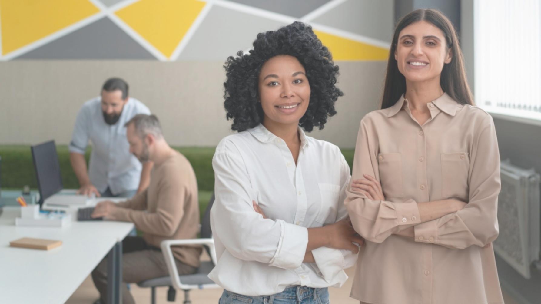 Sesión práctica de análisis financiero con estudiantes trabajando en modelos de valoración