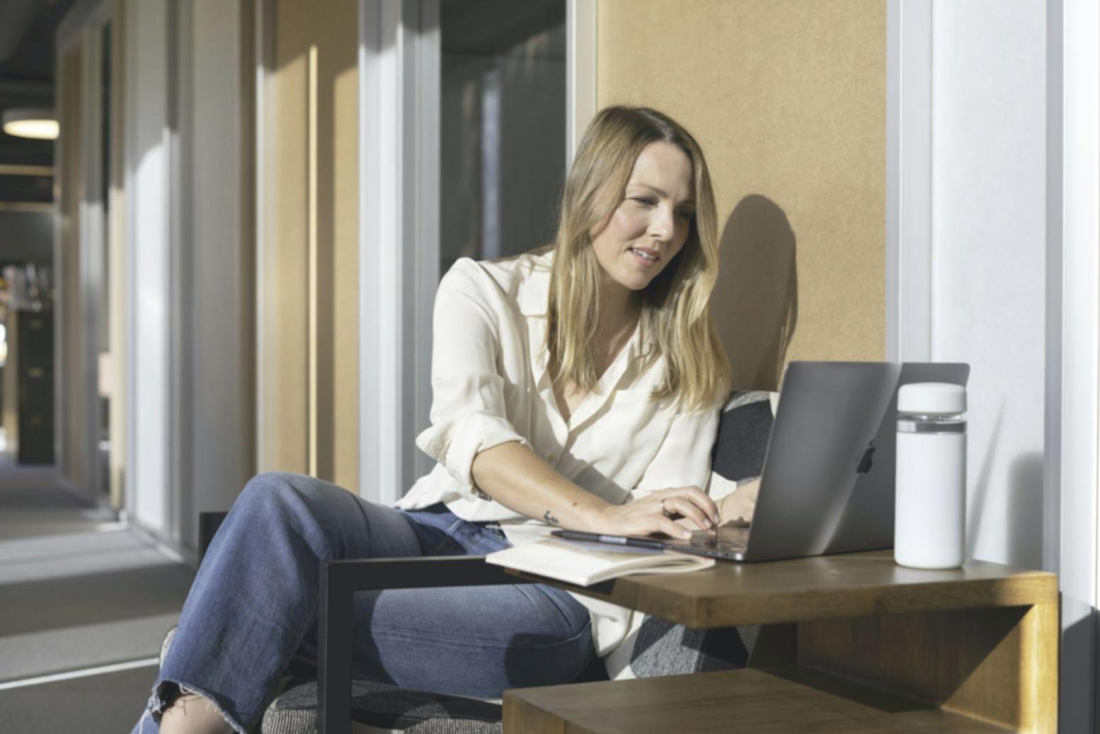 Estación de trabajo moderna configurada para análisis financiero con múltiples monitores